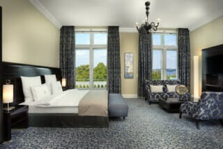 Elegantes Hotelzimmer mit Blick auf die Natur, stilvolles Mobiliar und modernem Design.
