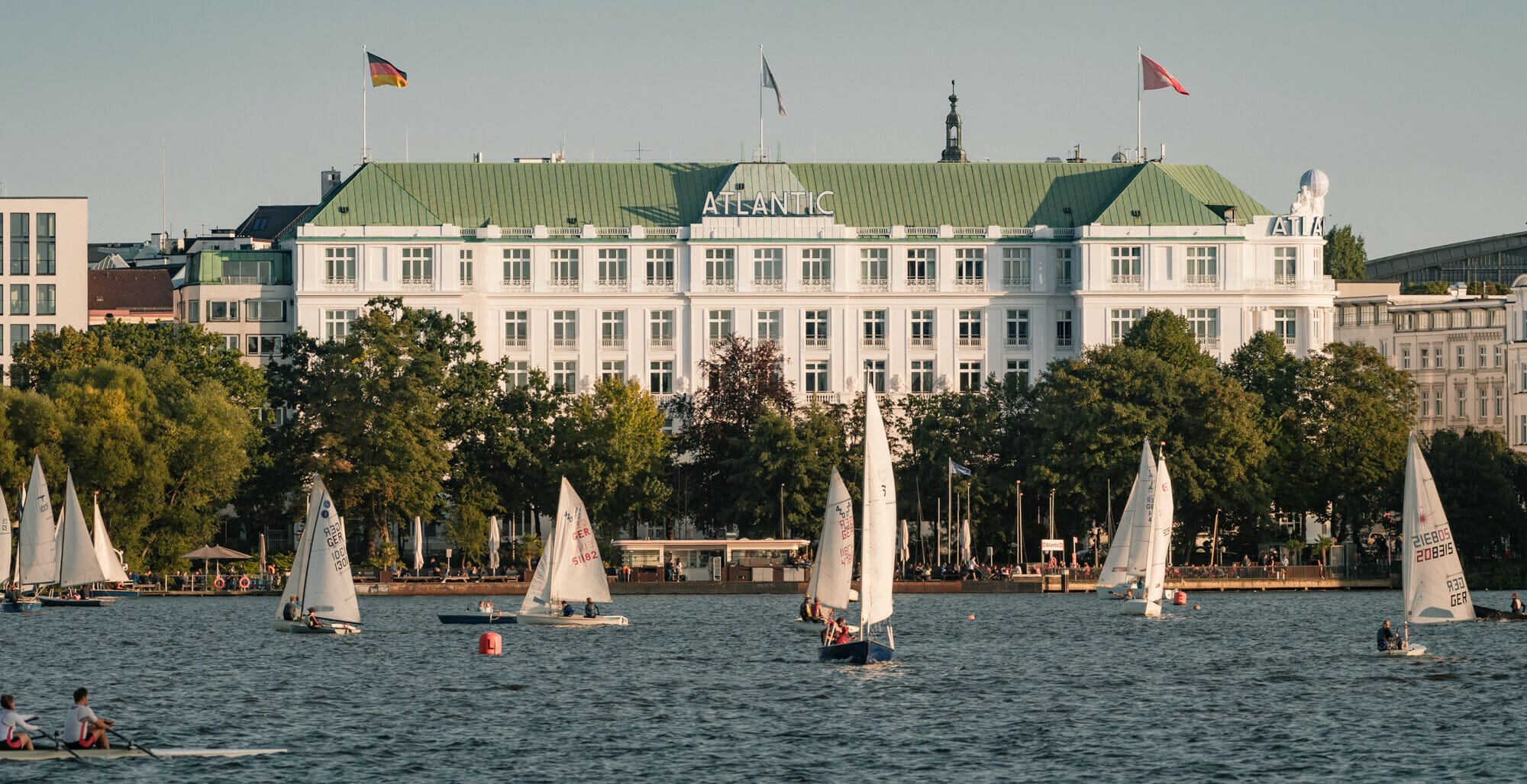 Hotel Atlantic Blick auf das Hotel Atlantic mit Segelbooten auf dem Wasser im Hintergrund.