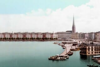 Hotel Atlantic Historische Ansicht eines Hafens mit Gebäuden und Booten, umgeben von Wasser und Himmel.