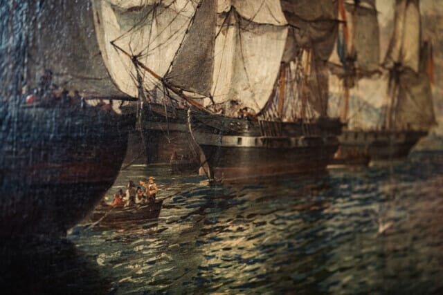 Historisches Gemälde mit Segelschiffen und Booten auf ruhigem Wasser.