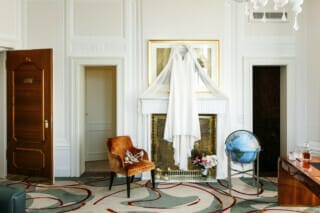 Elegantes Hochzeitszimmer mit Brautkleid, Globus und stilvollem Interieur. Zimmer 406.