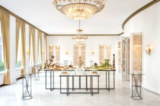 Eleganter Veranstaltungsraum mit Buffet und stilvollem Kronleuchter. Ideal für Feiern.