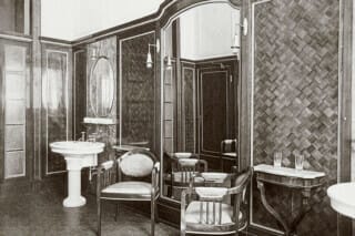 Elegantes Badezimmer mit Waschbecken, Spiegel und stilvollen Möbeln im Vintage-Design.