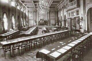Hotel Atlantic Eleganter Saal mit langen Tischen, Kerzenleuchtern und historischen Details im Hintergrund.