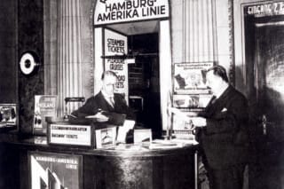 Hotel Atlantic Reisebüro der Hamburg-Amerika Linie mit Mitarbeitern und Reiseflyern aus der Vergangenheit.