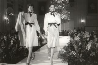 Hotel Atlantic Models auf dem Laufsteg in eleganter Mode, umgeben von einer festlichen Atmosphäre.
