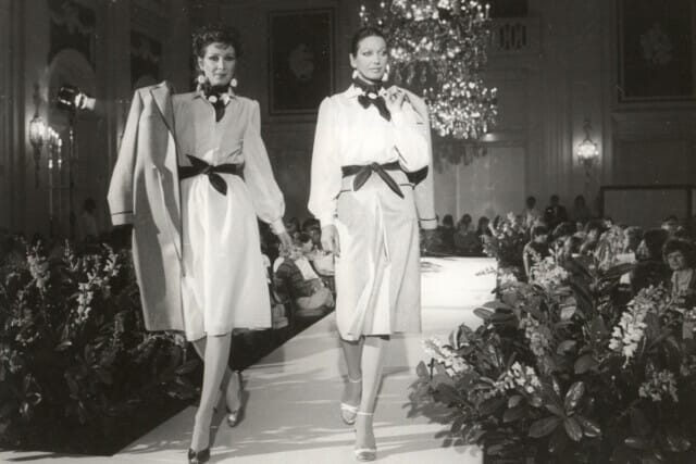Models auf dem Laufsteg in eleganter Mode, umgeben von einer festlichen Atmosphäre.
