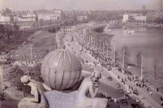 Hotel Atlantic Blick auf eine belebte Promenade mit historischen Statuen und einem Fluss im Hintergrund.