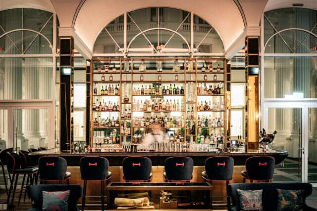 Elegante Bar mit umfangreicher Spirituosenauswahl und stilvollen Sitzplätzen.