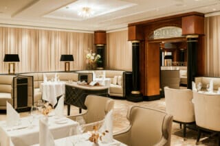 Hotel Atlantic Elegantes Restaurant mit stilvollen Möbeln, sanften Farben und geschmackvoller Dekoration.