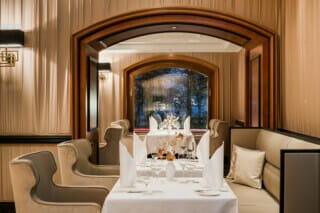 Elegantes Restaurantinterieur mit gedeckten Tischen und stilvollem Ambiente.