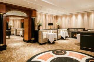 Elegantes Restaurant mit stilvollen Tischen, Blumenarrangements und einem gemütlichen Ambiente.