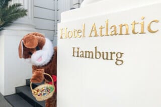 Hase mit Korb voller Süßigkeiten vor dem Hotel Atlantic in Hamburg.