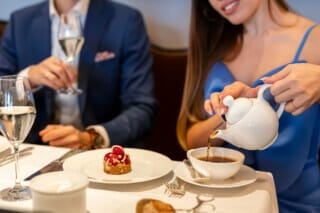 Elegantes Dinner mit Tee und Dessert in einem stilvollen Restaurant.