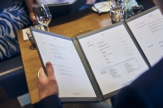 Menü des Atlantic Grill & Health mit verschiedenen Speisen und Getränken.