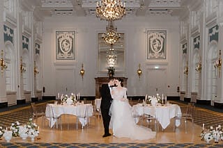 Hotel Atlantic Brautpaar in festlichem Saal mit eleganter Dekoration und Kerzen auf den Tischen.