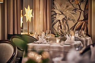 Elegant eingedeckter Tisch in einem stilvollen Restaurant mit dekorativem Stern.
