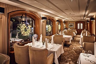 Elegantes Restaurant mit festlich dekorierten Tischen und stimmungsvollem Ambiente.