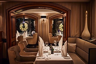 Elegantes Restaurantinterieur mit stilvollen Tischen und gemütlichen Sitzgelegenheiten.