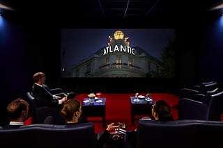 Luxuriöse Kinovorstellung mit Blick auf das Atlantic-Haus und stilvollen Cocktails.