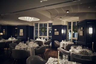 Elegantes Restaurant in Hamburg, dekoriert für Silvesterfeier, ideal für Silvester Hamburg.
