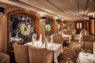 Elegantes Restaurant in Hamburg, festlich dekoriert für Silvesterfeier, Silvester Hamburg Atmosphäre.
