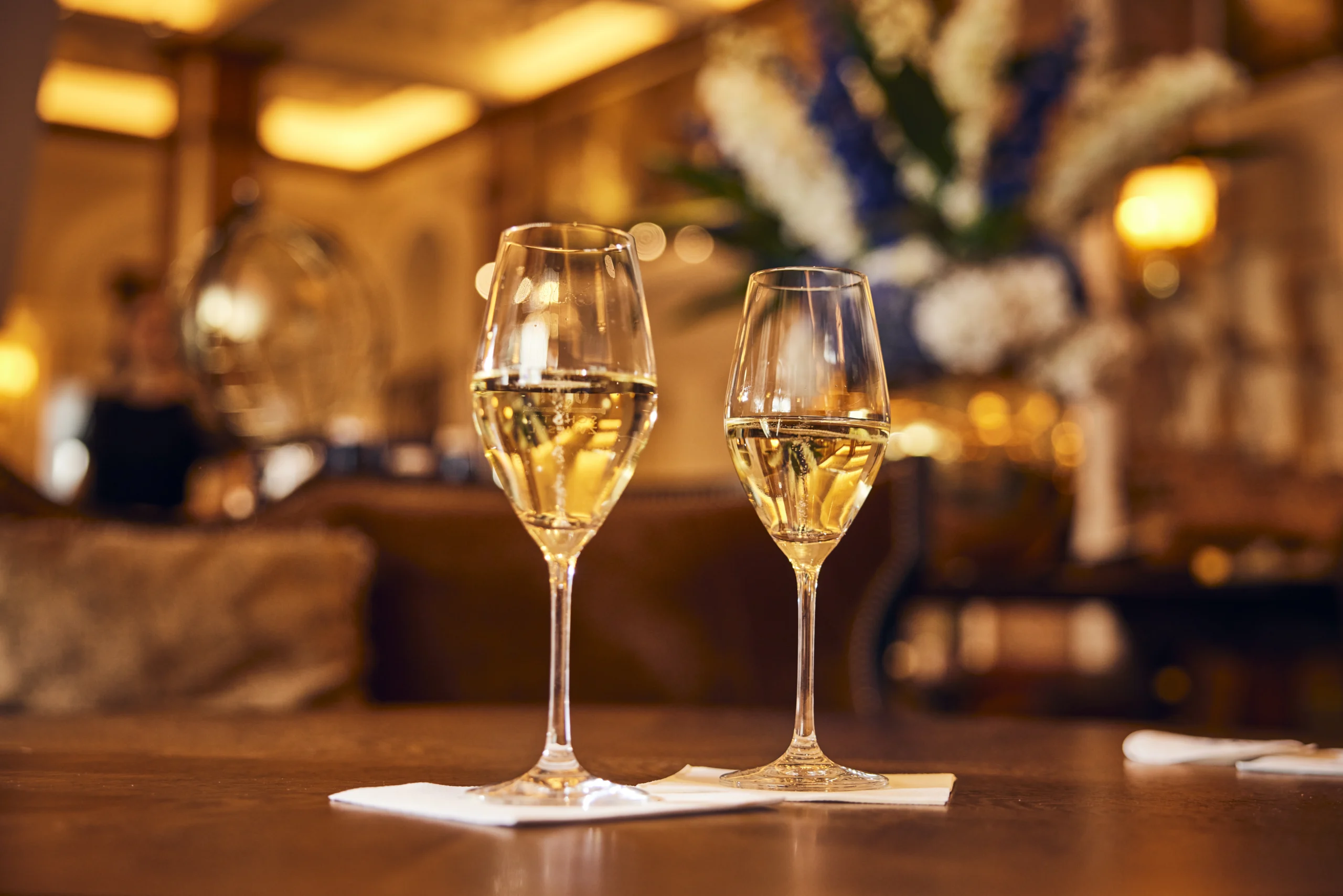 Hotel Atlantic Zwei Sektgläser auf einem Tisch, festliche Stimmung für Silvester in Hamburg.